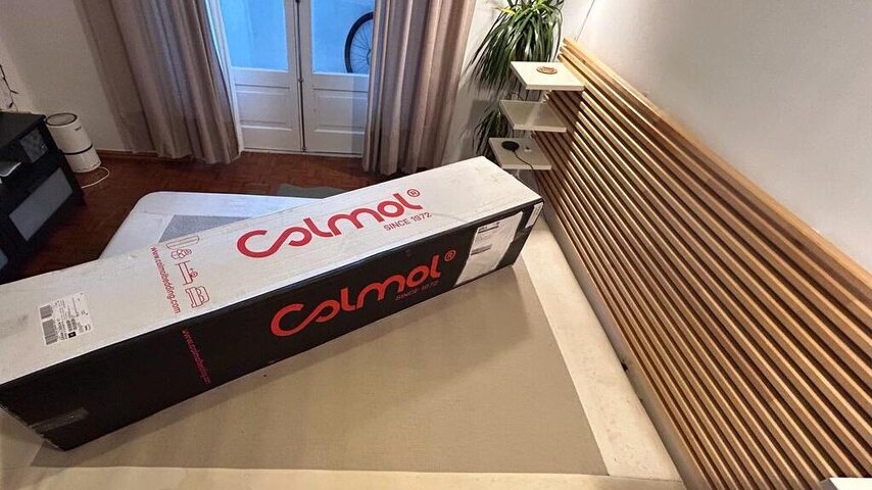 Colchão em caixa Colmol numa base de cama de madeira